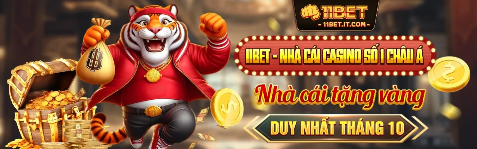 Bàn Baccarat với các lá bài và chip, thể hiện chiến lược chơi